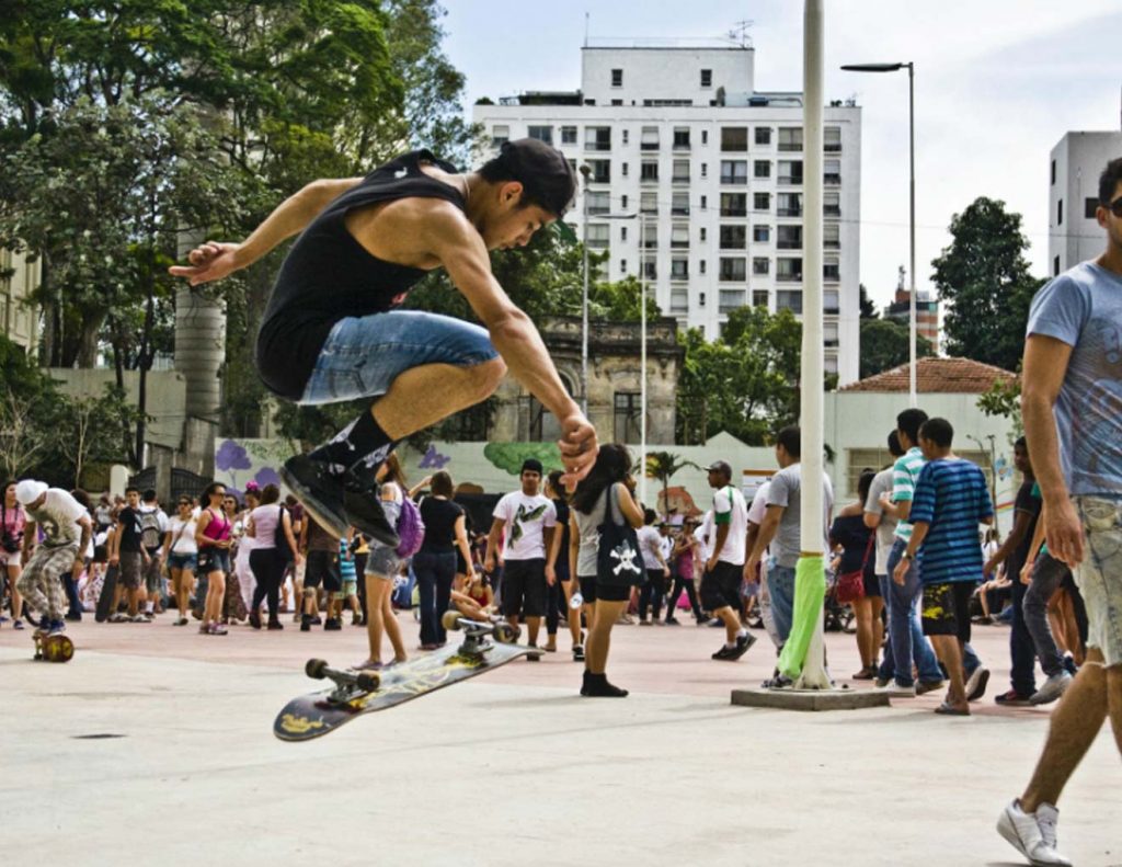 Skatista fazendo uma manobra de skate