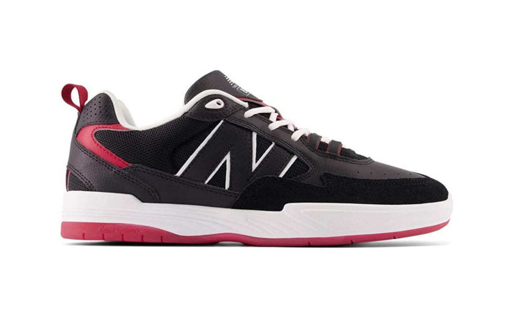 Tênis New Balance Numeric 808, na cor preto e detalhes em branco